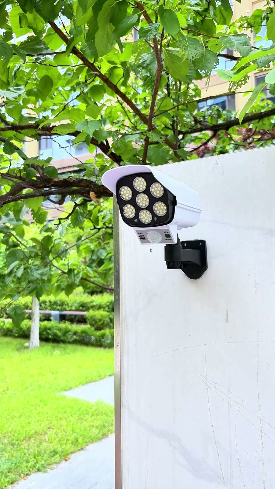 Instalado en un muro exterior