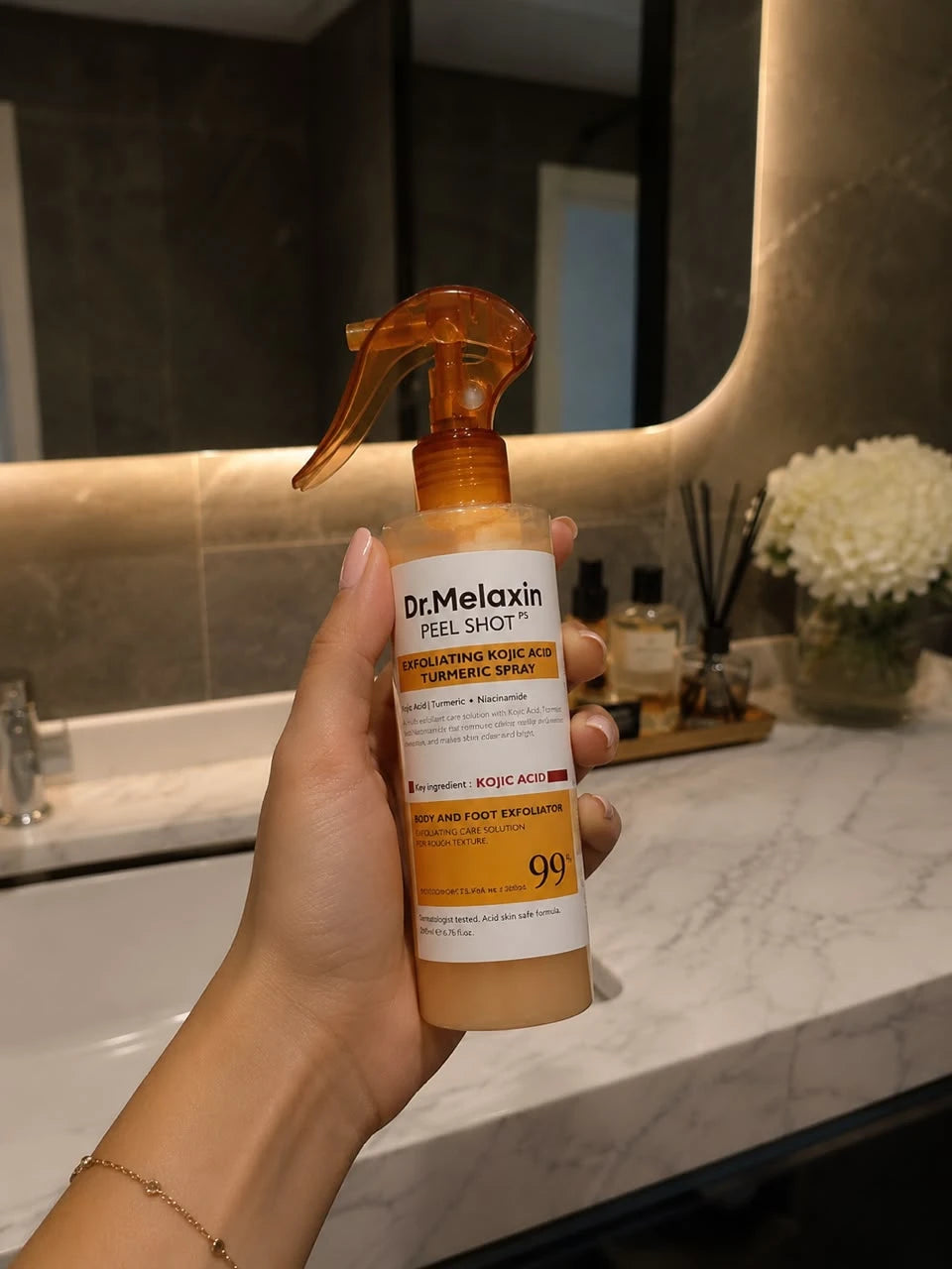 Peel Shot Dr. Melaxin en mano, mostrando el tamaño real del frasco de 200 ml